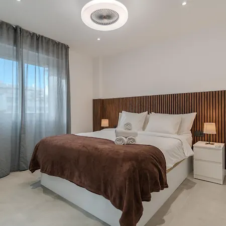 Moderno Con Piscina En *