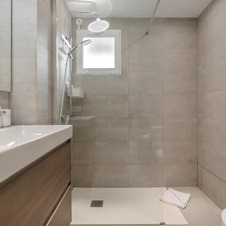Moderno Con Piscina En Apartman *