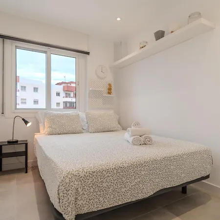 Moderno Con Piscina En