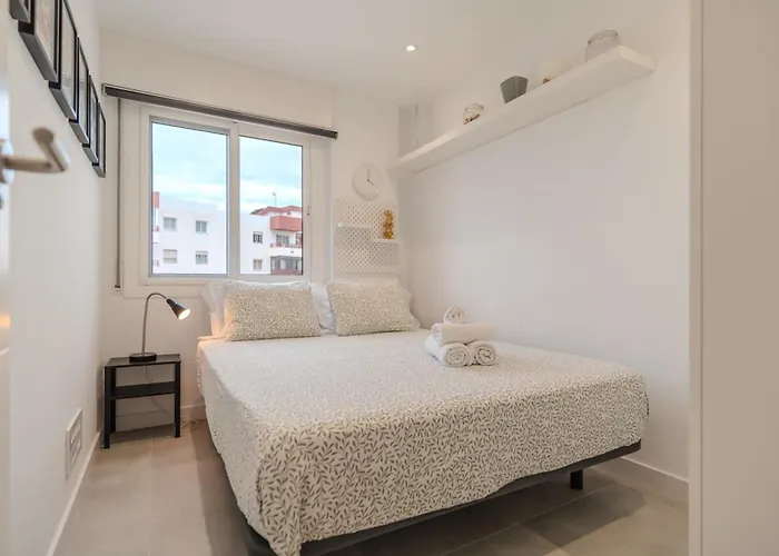 Moderno Con Piscina En