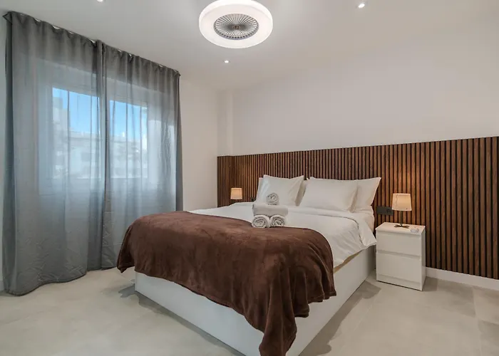 Moderno Con Piscina En *