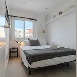 Moderno Con Piscina En Lejlighed