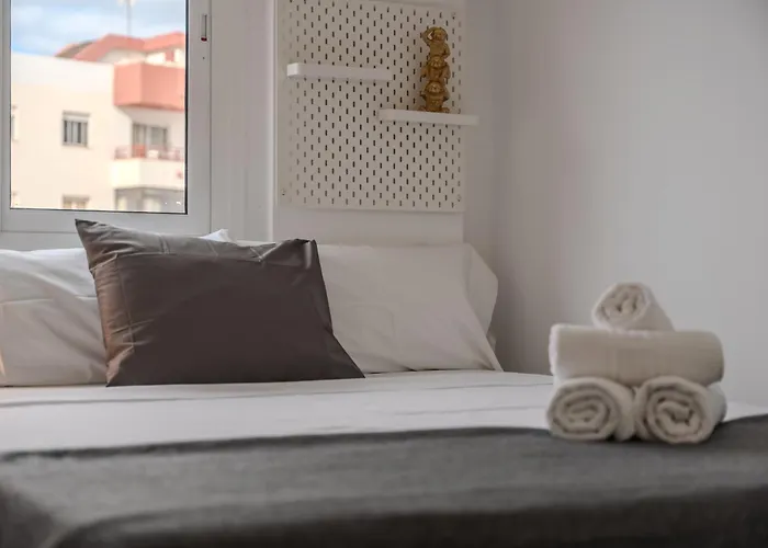 Moderno Con Piscina En *