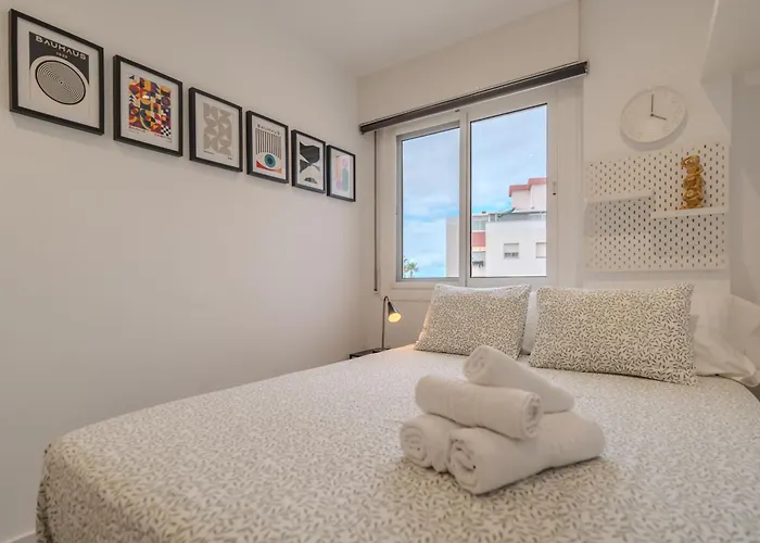 Moderno Con Piscina En *