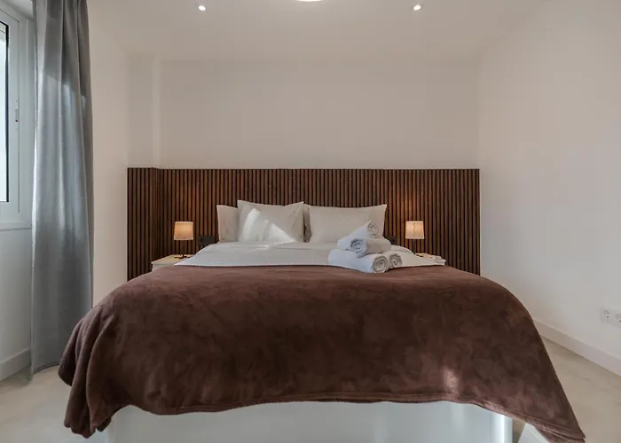 Moderno Con Piscina En *