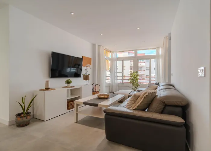 Moderno Con Piscina En アデヘ