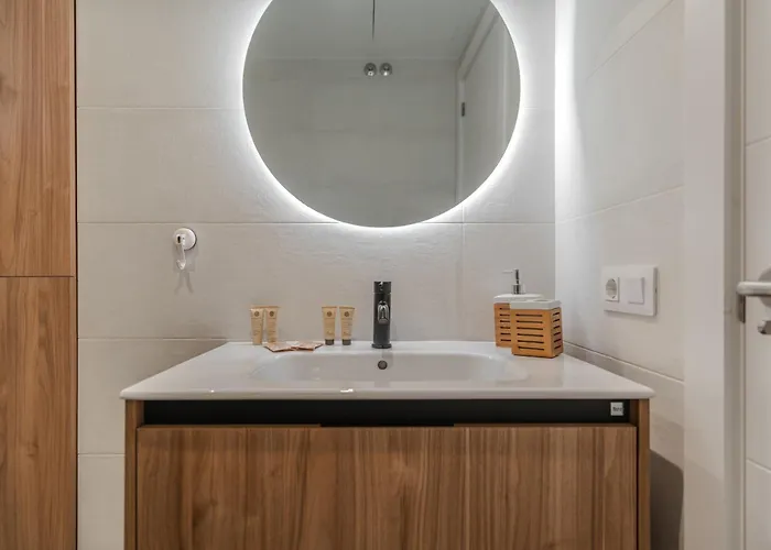 Moderno Con Piscina En アデヘ