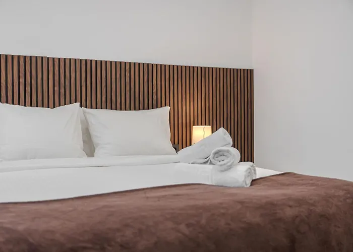 Moderno Con Piscina En