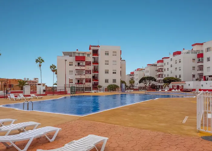 Moderno Con Piscina En アパート