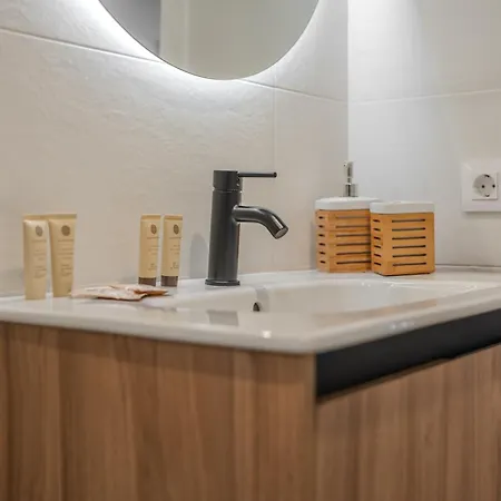 Moderno Con Piscina En