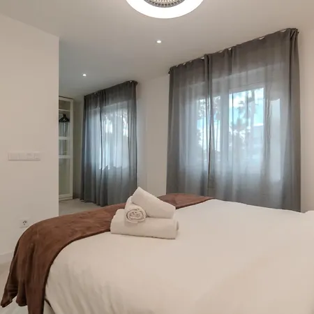 Moderno Con Piscina En アパート アデヘ