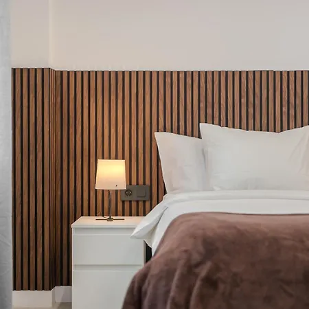 Moderno Con Piscina En アパート