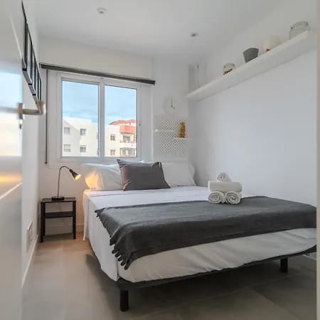 Moderno Con Piscina En アパート