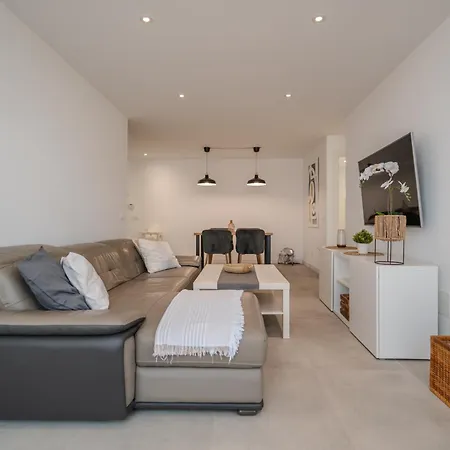 Moderno Con Piscina En アパート *