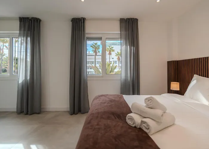 Moderno Con Piscina En *