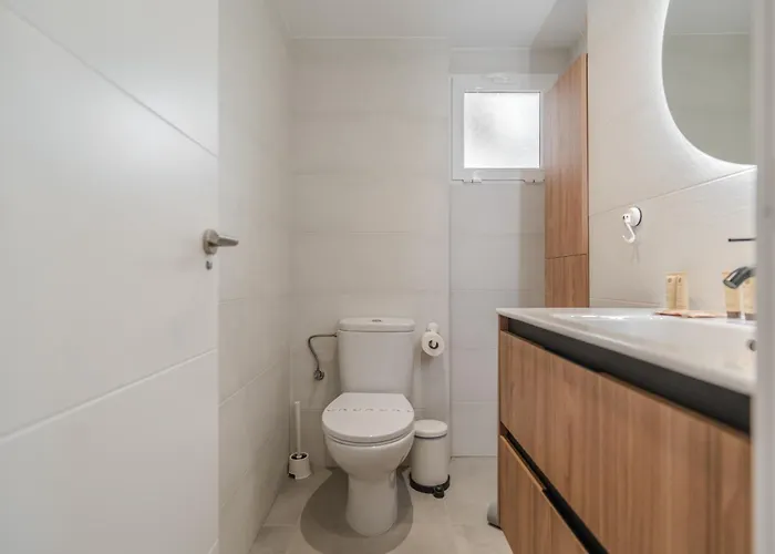 Moderno Con Piscina En